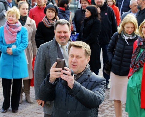 Мэр Новосибирска Анатолий Локоть сканирует QR-код с таблички на Доме Ленина